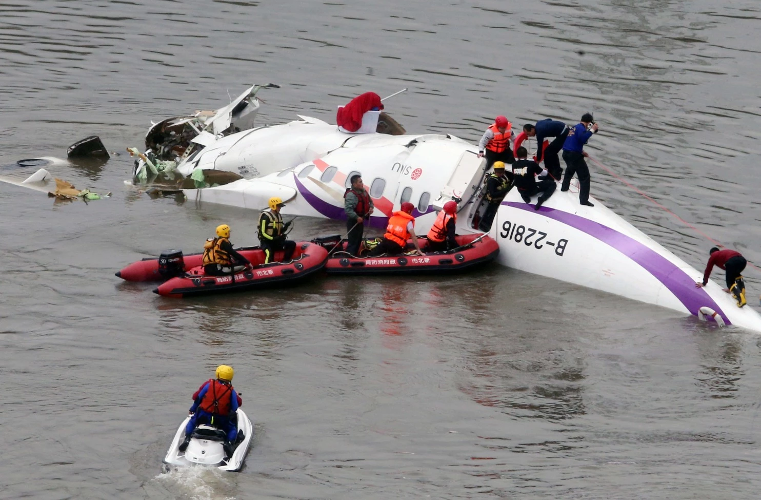 Taiwan plane with 58 crashes in Taipei; 15 killed