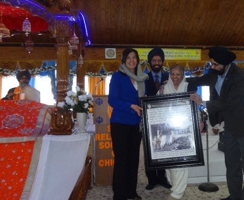 Anita Alvarez getting Plaque from Gurudwara officials showing British Indian Sikh Soldiers of World War I & II