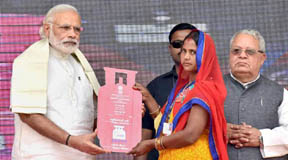 Ballia: Prime Minister Narendra Modi distributes the free LPG connections to the beneficiaries, under PM Ujjwala Yojana in Ballia on Sunday. Union Minister for Micro, Small and Medium Enterprises Kalraj Mishra is also seen. PTI Photo(PTI5_1_2016_000060B) *** Local Caption ***