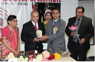 Haribhai Patel, President of BSC presenting Community Award to Manubhai Vora. (L-R) Neela Vora, Dr Manu Vora, Haribhai, Vinesh Virani.
