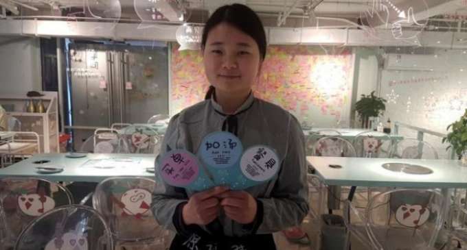 A restaurant in China employs only deaf waiters