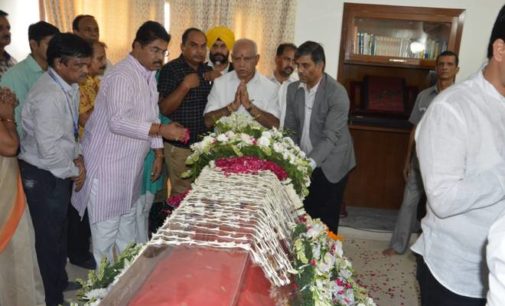 Prez, PM, Sonia among hundreds who pay homage to Swaraj at her residence