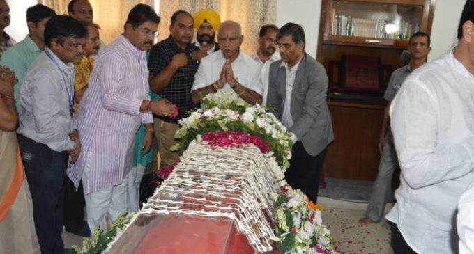 Prez, PM, Sonia among hundreds who pay homage to Swaraj at her residence