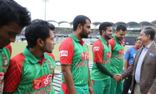 Bangladesh cricketers call off strike