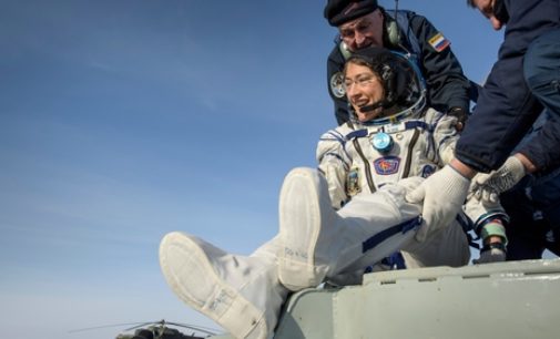 Record-breaking US astronaut returns to Earth
