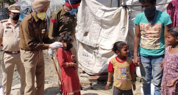 Punjab Police (SI) sings to create anti-Corona awareness