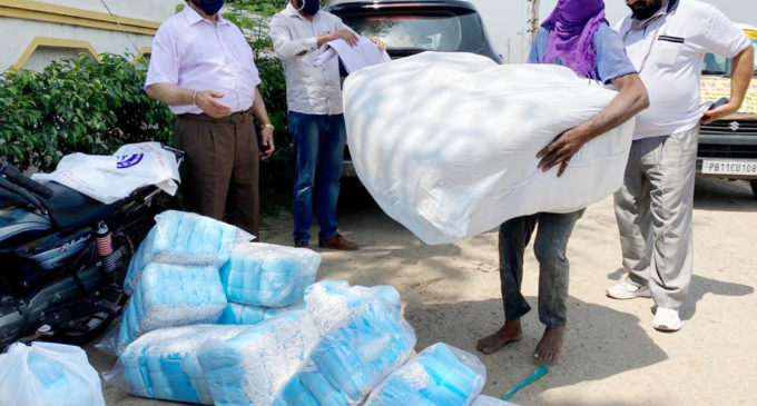 Sarbat Da Bhala Charitable Trust donates masks for migrants