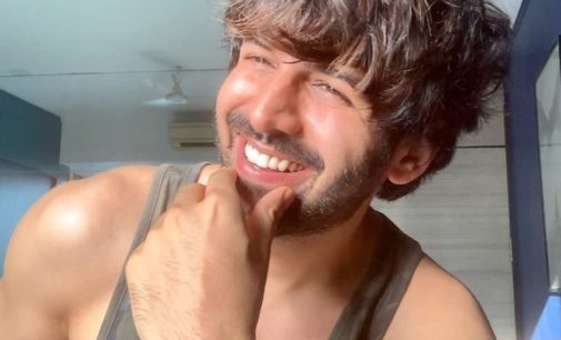 Kartik Aaryan flaunts ‘low pollution ka glow’ in new pic