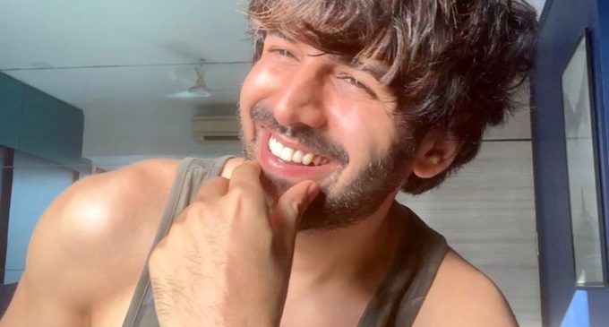 Kartik Aaryan flaunts ‘low pollution ka glow’ in new pic