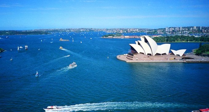 Aus tourism industry facing 40% downturn amid travel ban