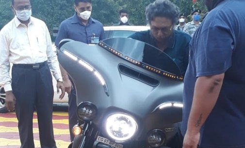 CJI checks out a Harley Davidson, pictures go viral