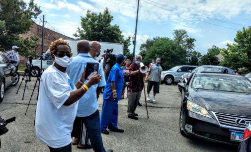 Us rep danny davis hosts drive-thru salute to fathers.