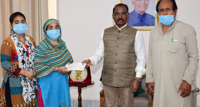 J&K Lt Guv hands over Rs 20L ex-gratia to Ajay Bharti’s family