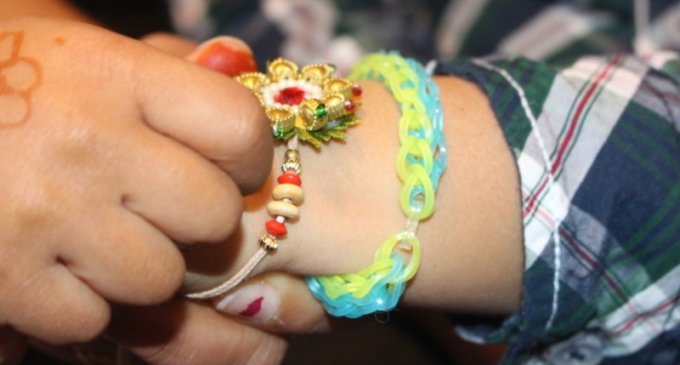 Pandemic shadow over festival: As siblings refrain from visiting each other, ‘rakhi’ business takes a hitÂ