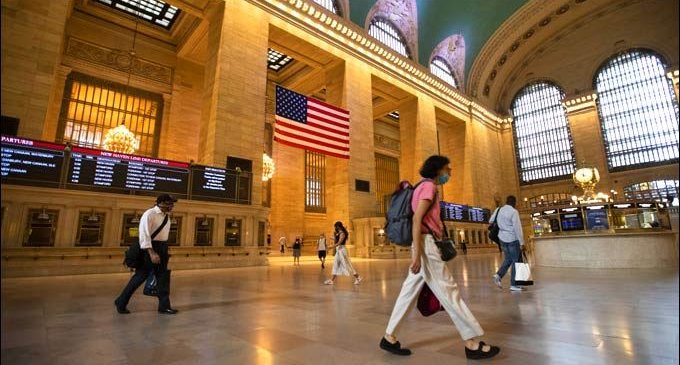 US weekly jobless claims fall below 1 mln for 1st time in 5 months
