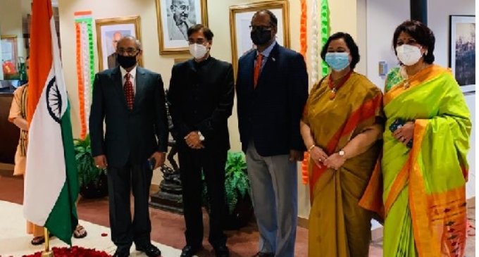 S. Congressman Danny Davis greets India      Â