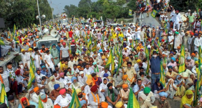 Traffic flow disrupted as farmers reach Delhi’s Chilla border