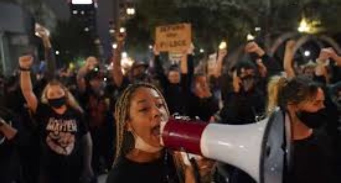 US: Second night of protests in Louisville amid city’s night-time curfew