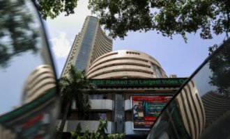 Equity indices in red, healthcare stocks plunge Equity indices in red, healthcare stocks plunge