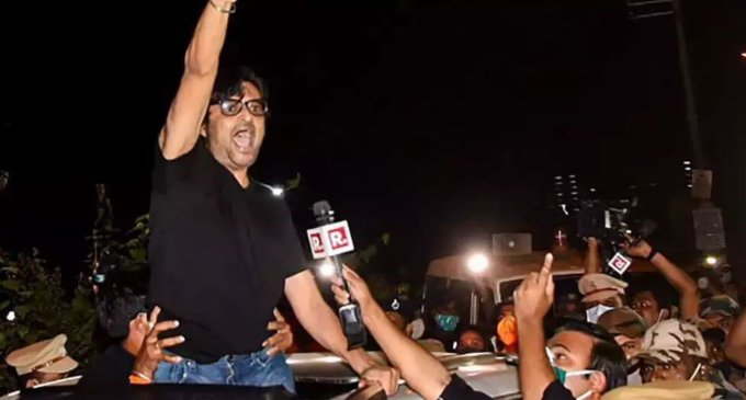 In TV studio after release from jail, Arnab dares Thackeray