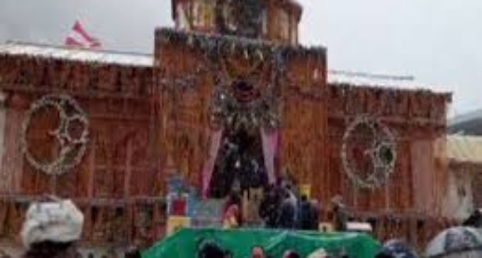 Fresh spell of snowfall in Uttarakhand’s Badrinath temple, Chopta
