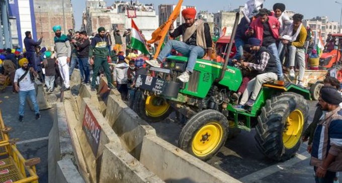 Farmers break barricades at Ghazipur, enter Delhi