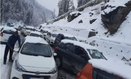 Over 500 tourists stranded in Manali due to snowfall, Rescue operation underway
