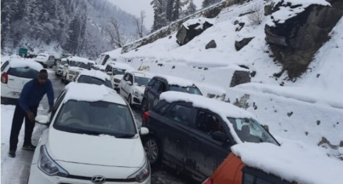 Over 500 tourists stranded in Manali due to snowfall, Rescue operation underway