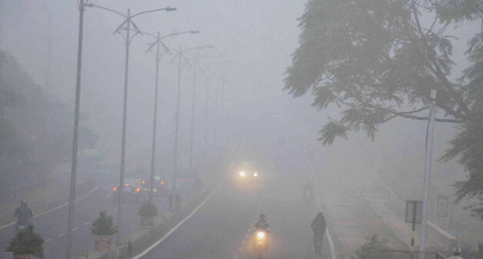 Thin layer of fog envelopes Delhi, visibility affected