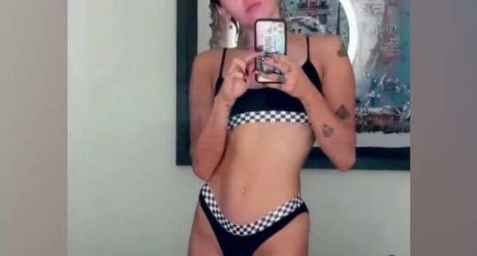 Miley Cyrus shows off toned abs in new monokini post
