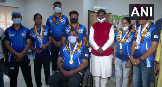Minister Arjun Munda felicitates the Indian para archery team for performing at Fazza tournament in Dubai