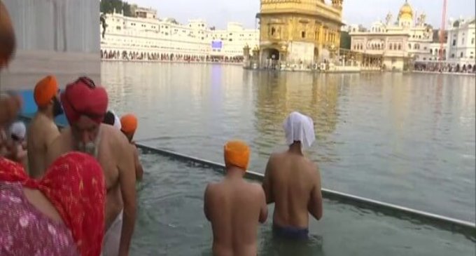 Devotees take holy dip in Golden Temple ‘sarovar’ on Baisakhi