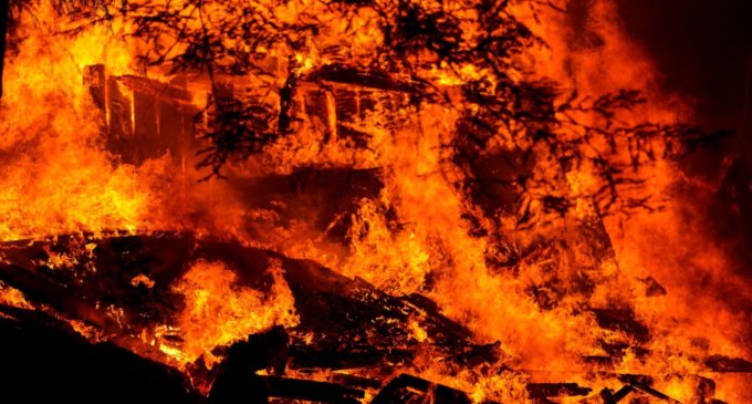 Huge California wildfire destroys multiple buildings