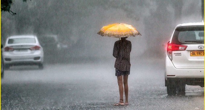Rain lashes parts of Delhi