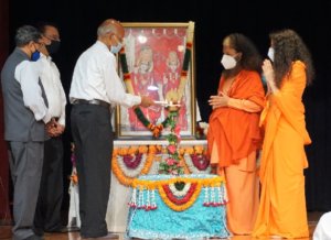 Dr. Narsinhbhai Patel, Dahyabhai Prajapati join Arti with Swami Chidananda Saraswatiji and Sadhvi Bhagwati Saraswatiji of Parmarth Niketan Ashram, Rishikesh