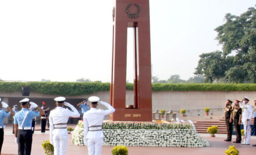 US Chief of Naval Operations lays wreath at National War Memorial in Delhi