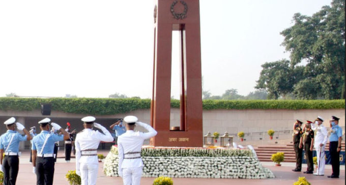 US Chief of Naval Operations lays wreath at National War Memorial in Delhi