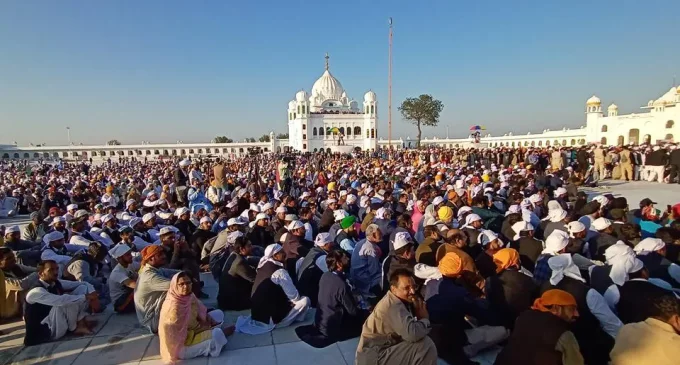 Indian Sikh pilgrims cross over to Pakistan through Kartarpur corridor