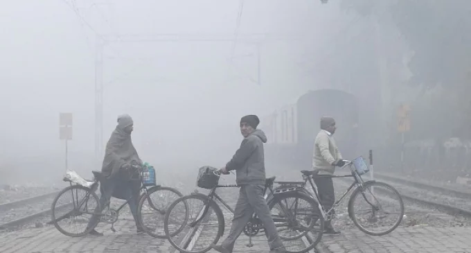 Delhi wakes up to dense fog, isolated rainfall predicted today