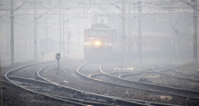 Delhi witnesses cold day conditions, several trains delayed due to fog