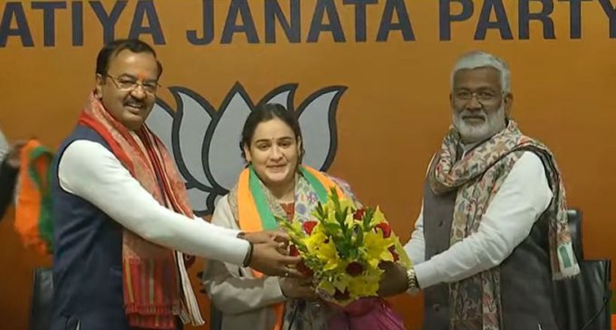 Mulayam Singh Yadav’s daughter-in-law Aparna joins BJP