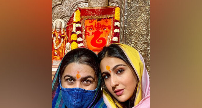 Sara Ali Khan, Amrita Singh seek blessings at Khajrana Ganesh temple in Indore