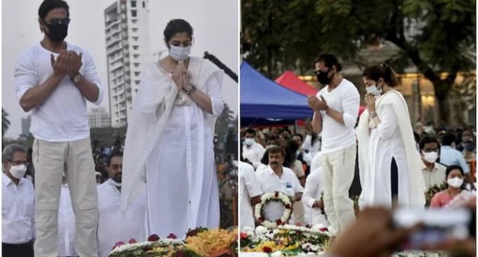 Here’s how netizens are reacting to SRK raising his hands in dua at Lata Mangeshkar’s funeral