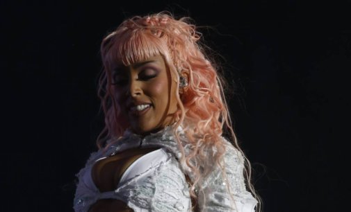 Doja Cat stops performance to help fan in distress