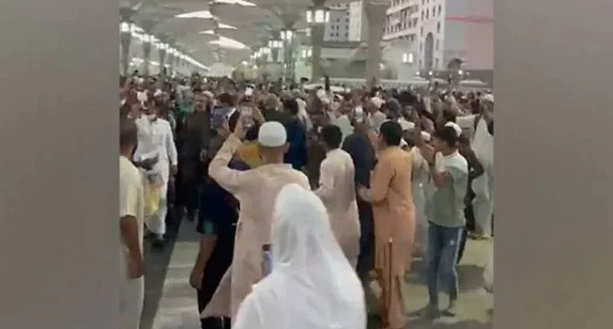 Pak pilgrims in Medina heckle Ministers against Imran’s ouster