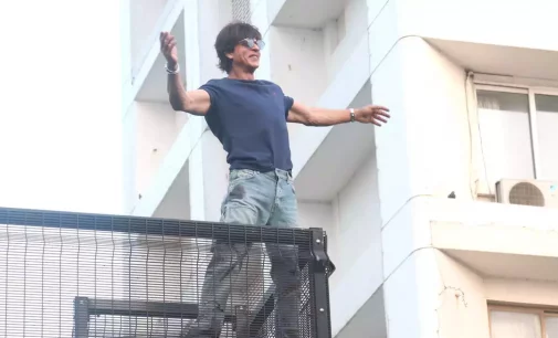Shah Rukh Khan strikes his iconic pose for fans from ‘Mannat’ on Eid