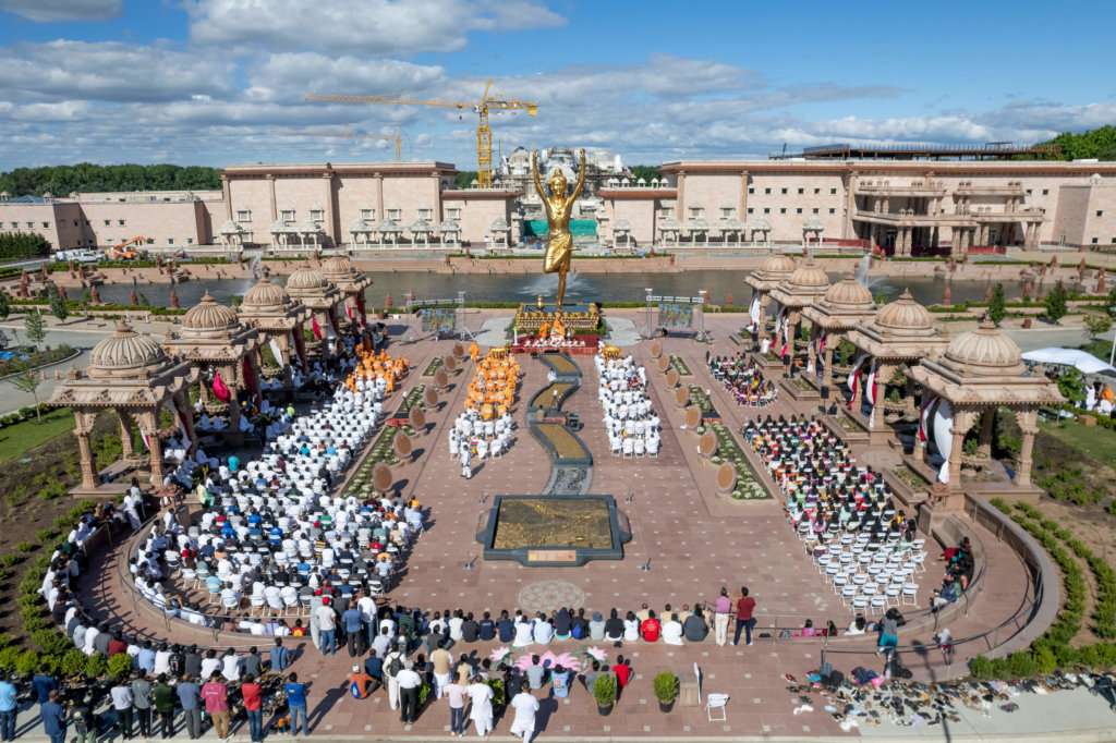 Swamis, guests and devotees gathered to participate in the âSatsang DikshÄ HomÄtmak PÄth,â a unique yagna that involved offerings to a sacred fire while selected verses from the Satsang Diksha were recited. The yagna was performed to pray for world peace along with an auspicious beginning for the B.A.P.S Swaminarayan Research Institute