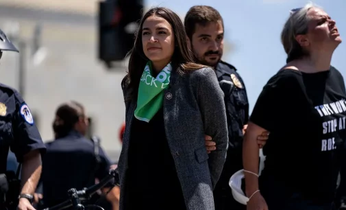 Netizens slam US lawmakers Ilhan Omar, Alexandria Ocasio for posing as ‘handcuffed’ over abortion protests