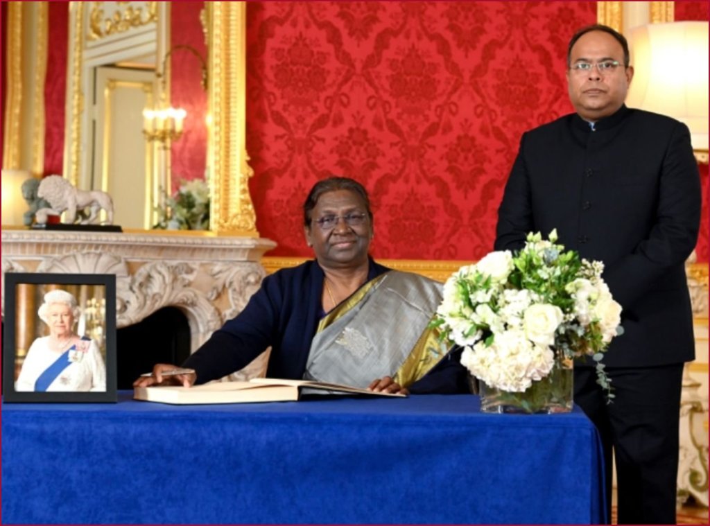 President Murmu offers tributes to Queen Elizabeth II at Westminster Hall in London - Vimarsana News